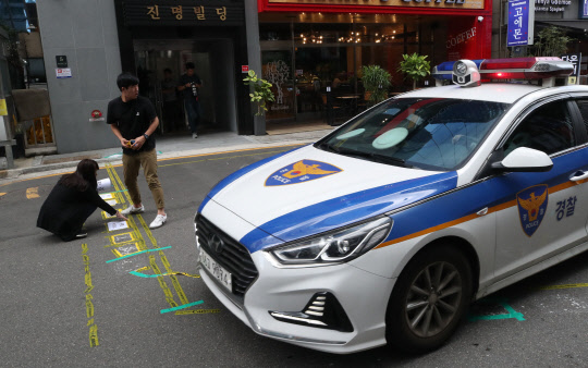 김경수 경남도지사의 특검 소환 조사를 하루 앞둔 5일 오후 포토라인을 설치 중인 서울 강남구 허익범 특별검사팀 사무실 앞 도로에 순찰차가 지나가고 있다.